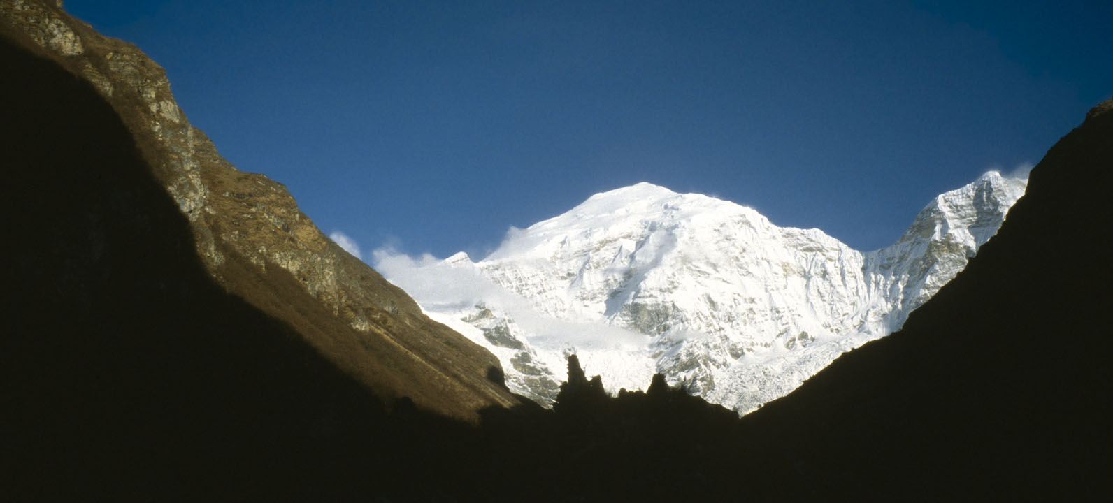 b_363l trek4 pano.jpg - Népal - Kathmandou, Pashupatinath Le Jomolhari (le sommet de la déesse Jomo) au lever du soleil